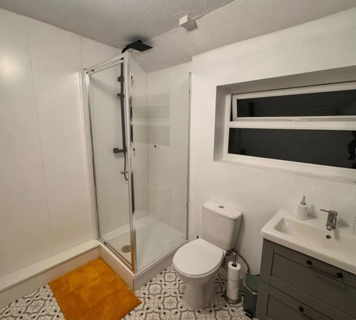 One Bedroom Apartment - Swansea Centre & Train Stn